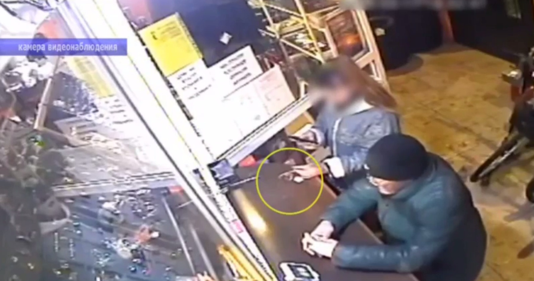 В Энгельсе воровка с невозмутимым видом вынесла из комиссионки золотую цепочку и смартфон